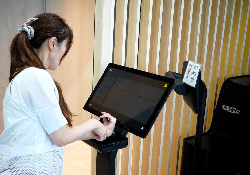 テクノジム社バイオサーキットで専用バンド(ウェルネスバンド)をかざしてトレーニング開始