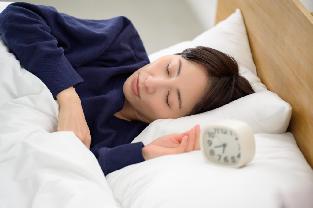 スマホを置いて、睡眠時間を「プラス1時間」確保