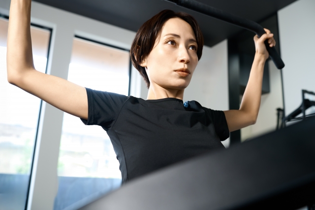 トレーニングしている女性写真