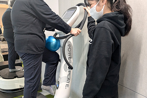 膝トレーニング風景01