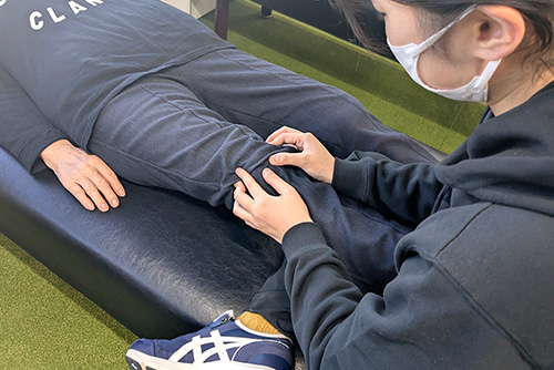 膝の施術風景02