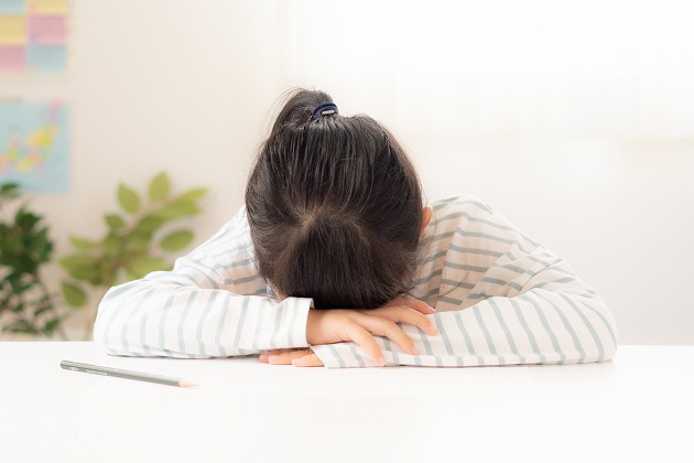落ち込む子供写真